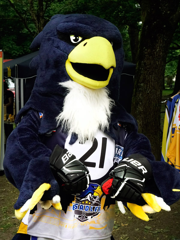 Eisadler Dortmund am Stand im Westpark - Maskottchen Horst