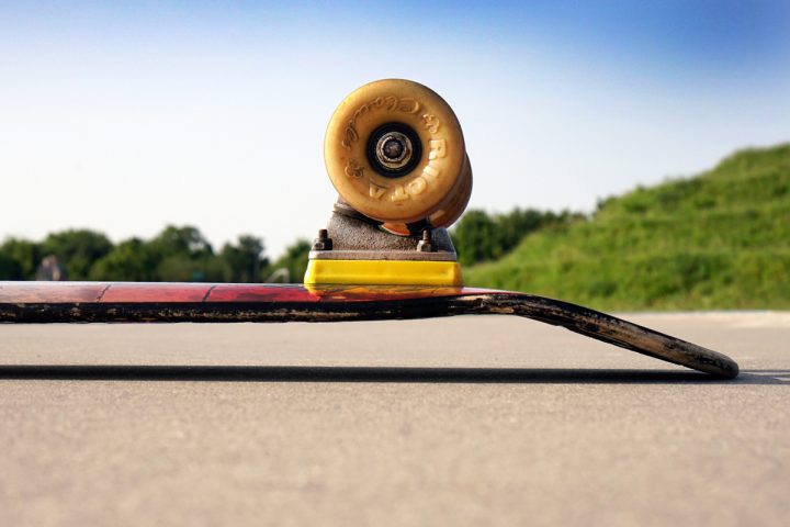 Danny Darkslide und die Deutsche Skateboardmeisterschaft - Titelbild - Skateboard flach auf dem Boden liegend