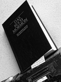 Steinhammerstr. Fotoserie Teil 2 Jesus Christus Buch