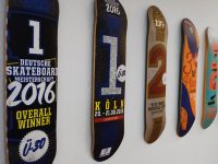 Wand mit verschiedenen Decks