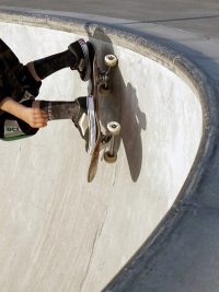 Danny Darkslide und die Deutsche Skateboardmeisterschaft - Skateboard Fahrer im Skatepark