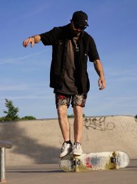 Danny Darkslide und die Deutsche Skateboardmeisterschaft - Stand on auf dem Skateboard