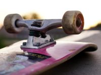 Danny Darkslide und die Deutsche Skateboardmeisterschaft - Skateboard im Sonnenuntergang