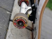 Danny Darkslide und die Deutsche Skateboardmeisterschaft - angelehntes Skateboard